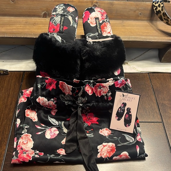 Brand new Victoria’s Secret slippers with bag - Picture 7 of 11